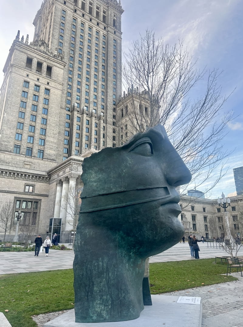 "Tindaro" Igora Mitoraja na Placu Centalnym w Warszawie "Tindaro" Igora Mitoraja na Placu Centalnym w Warszawie