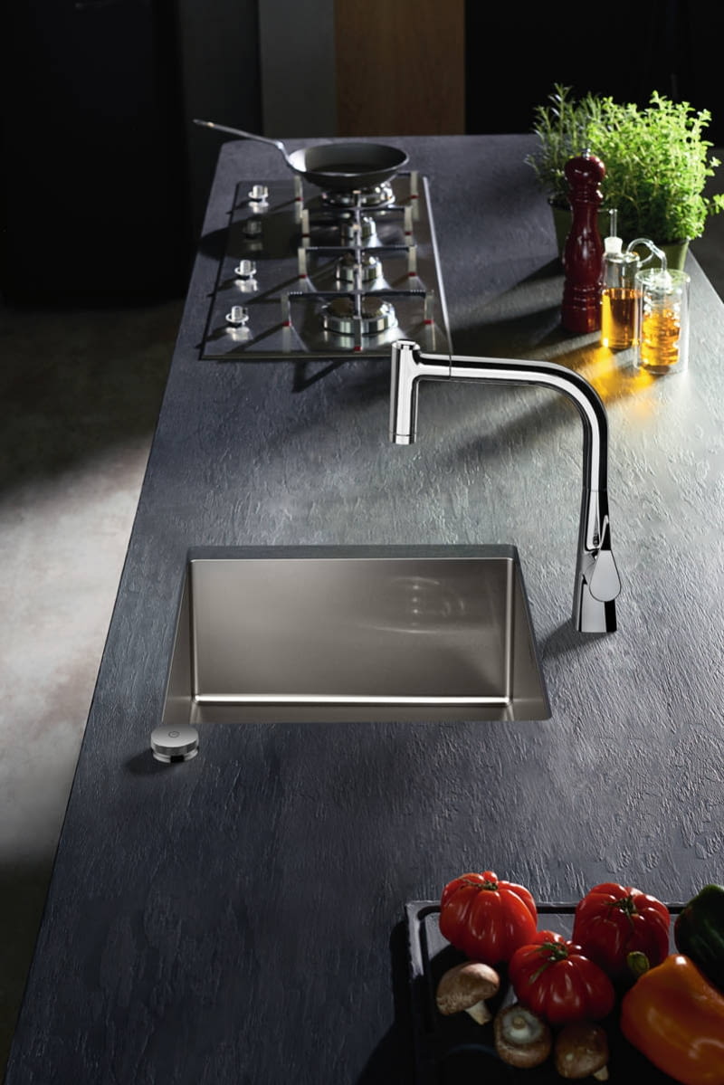 Odpowiedni montaż zlewozmywaka to nie tylko kwestia jego późniejszego użytkowania, liczy się również walor wizualny, zlew wpuszczany w blat tworzy z nim estetyczną całość, zlew stalowy, Hansgrohe