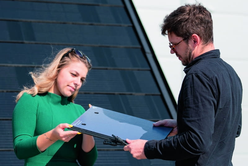 Fotowoltaiczna dachówka ceramiczna gwarantuje wysokie uzyski energetyczne. Ponadto innowacyjne połączenie warstwy ceramicznej z nanocząsteczkami metalicznymi redukuje promieniowanie podczerwone (IR) odpowiedzialne za nagrzewanie powierzchni