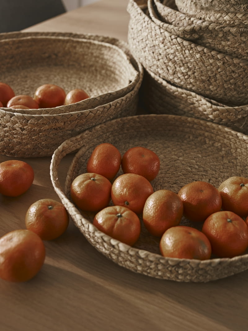 Prosty pomysł na dekorację – ułóż cytrusy w jutowym koszu. Jeśli użyjesz kilku takich samych i finezyjnie je poukładasz, zyskasz jeszcze ciekawszy efekt.