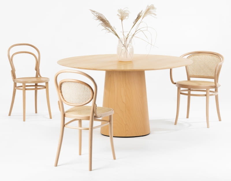 Klasyczne krzesła z giętego drewna z rattanową plecionką zmieniły charakter nowoczesnego stołu. Klasyczne krzesła z giętego drewna z rattanową plecionką zmieniły charakter nowoczesnego stołu.