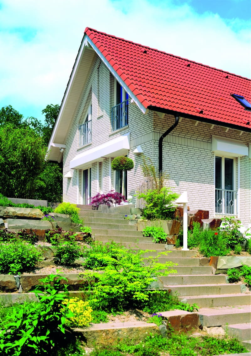 Klinkier uznawany za najszlachetniejszą odmianę ceramiki. Do jego produkcji wykorzystywana  jest specjalnie wyselekcjonowana glina, wypalana w temperaturze 1100-1300⁰C