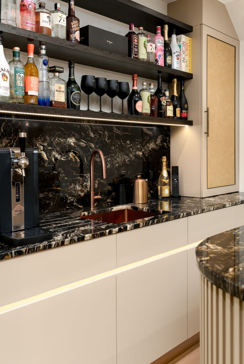 Santosh House: współczesna interpretacja brytyjskiej elegancji Santosh House: współczesna interpretacja brytyjskiej elegancji