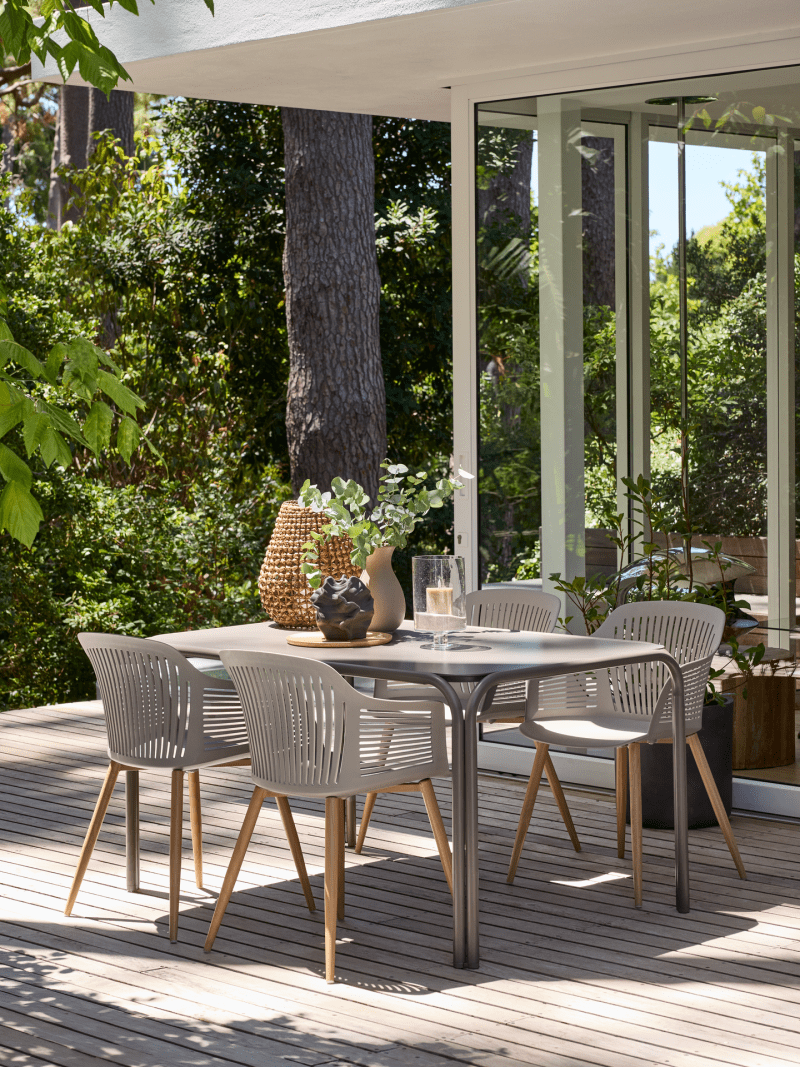 Stół RAUMA, dopasowany stylistycznie do serii LILLESTROEM