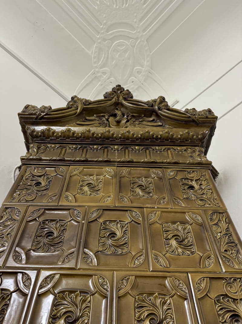 Mieszkanie z piecem kaflowym w starej kamienicy