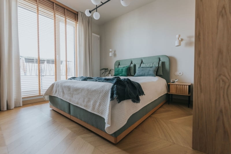 Światło, drewno i zieleń: współczesny azyl w sercu Jeżyc Światło, drewno i zieleń: współczesny azyl w sercu Jeżyc