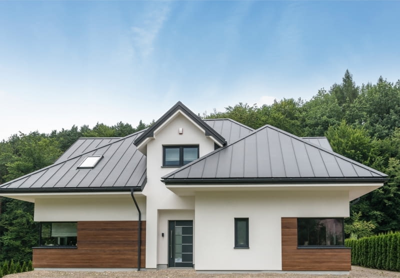 Dlaczego warto podjąć decyzję o dachu wielopołaciowym?