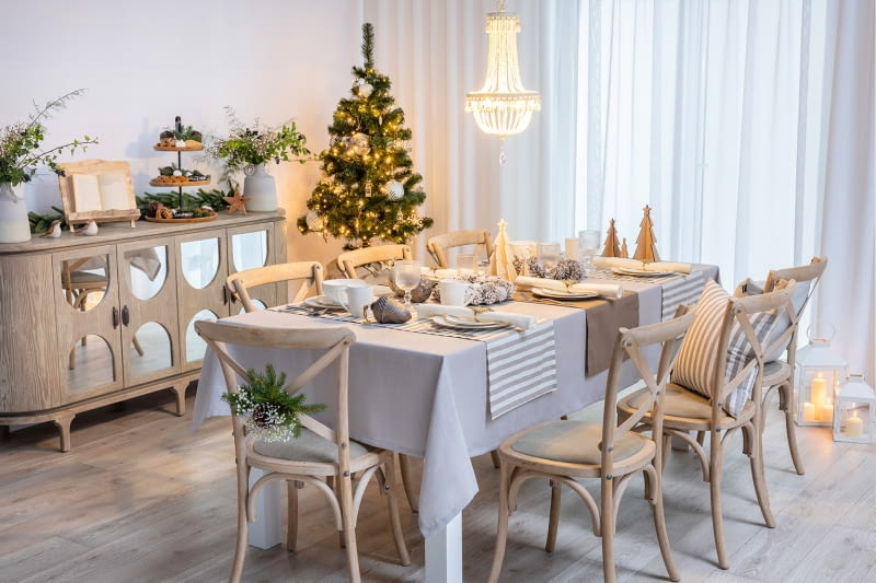 Zielonymi gałązkami, szyszkami i suszonymi kwiatami, np. gipsówką, można też udekorować oparcie krzesła.