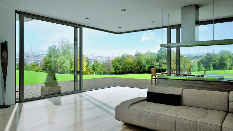 , Producenci okien aluminiowych kuszą inwestorów ciekawymi rozwiązaniami. Jednym z nich są narożne okna przesuwne z ruchomym słupkiem. Jedno ze skrzydeł takiego okna jest zablokowane dodatkowym okuciem, którego krawędź staje się punktem zaczepienia dla okucia drugiego ze skrzydeł. To pozwala otworzyć cały narożnik. Brak słupka pośredniego zapewnia bardzo szerokie przejście na taras. Strop zdaje się wtedy lewitować nad przeszkleniem bez żadnego podparcia. RUCHOMY SŁUPEK , Producenci okien aluminiowych kuszą inwestorów ciekawymi rozwiązaniami. Jednym z nich są narożne okna przesuwne z ruchomym słupkiem. Jedno ze skrzydeł takiego okna jest zablokowane dodatkowym okuciem, którego krawędź staje się punktem zaczepienia dla okucia drugiego ze skrzydeł. To pozwala otworzyć cały narożnik. Brak słupka pośredniego zapewnia bardzo szerokie przejście na taras. Strop zdaje się wtedy lewitować nad przeszkleniem bez żadnego podparcia. RUCHOMY SŁUPEK