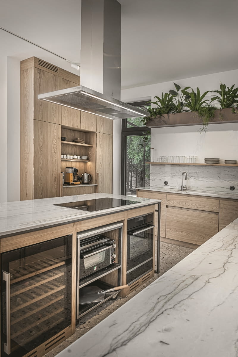 Pieczenie i gotowanie na wyspie pozwala na kontakt z domownikami podczas pracy.