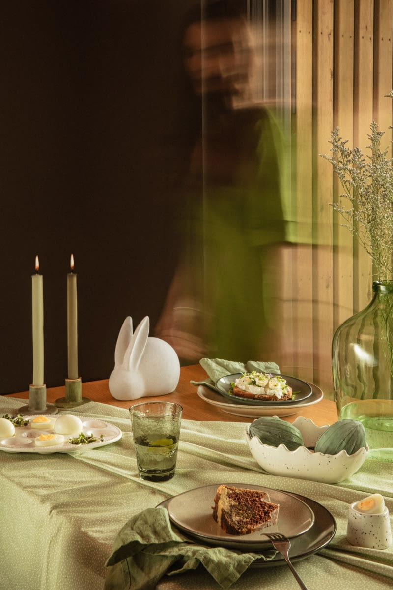 Łącząc różne odcienie zieleni oraz przedmioty z różnych materiałów, stworzymy ciekawe, bardziej lub mniej dynamiczne aranżacje.