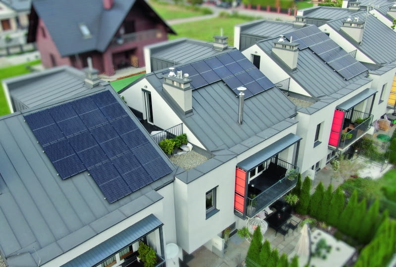 Wzorów na obliczenie mocy instalacji fotowoltaicznych jest kilka. Wszystko zależy bowiem od danych, jakimi dysponujemy