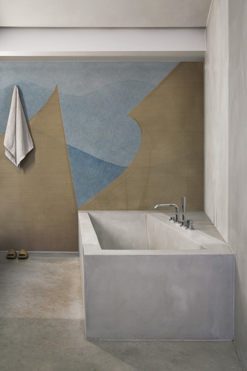 Wanny z betonu architektonicznego, mimo że naturalnie kojarzone ze stylem industrialnym, idealnie pasują do aranżacji łazienek o charakterze boho, glamour, a nawet retro.
