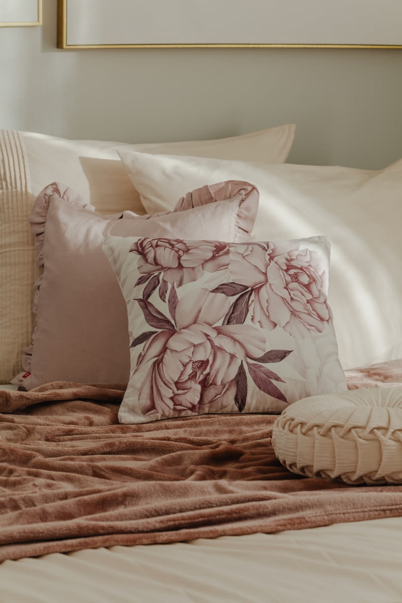 Monochromatyczny wzór kwiatowy wprowadza do sypialni letni klimat, ale nie burzy stworzonej w niej harmonii kolorystycznej.