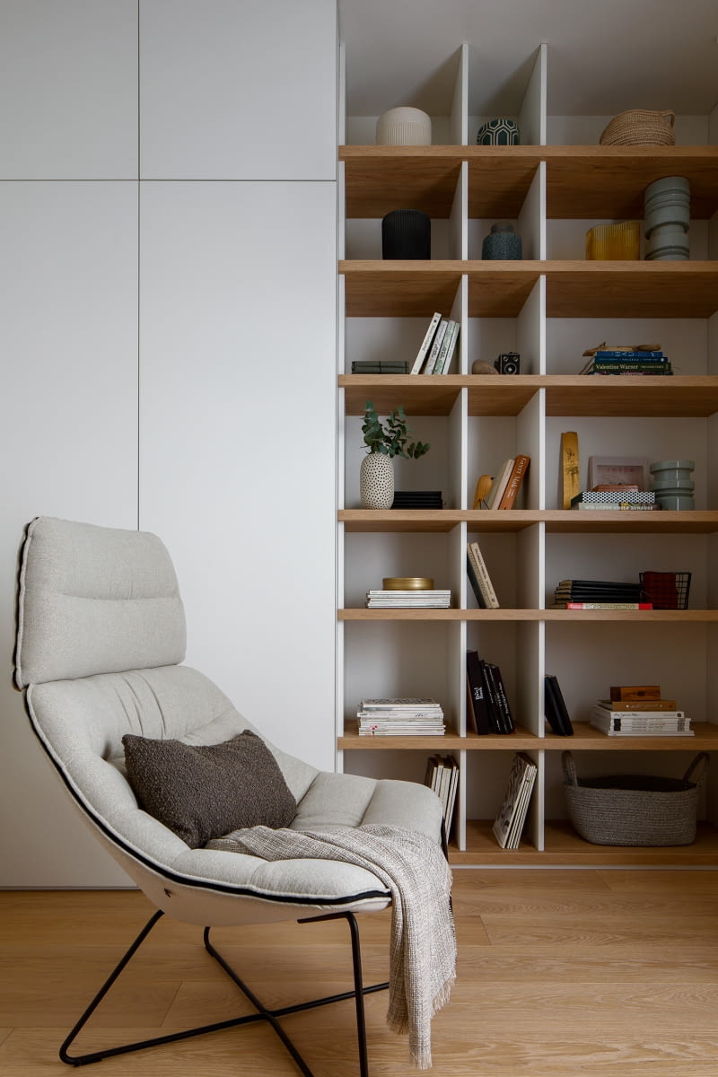 W gabinecie zaplanowano pojemną zabudowę – z jednej strony pełnowymiarową szafę na ubrania, z drugiej otwarty regał. W gabinecie zaplanowano pojemną zabudowę – z jednej strony pełnowymiarową szafę na ubrania, z drugiej otwarty regał.