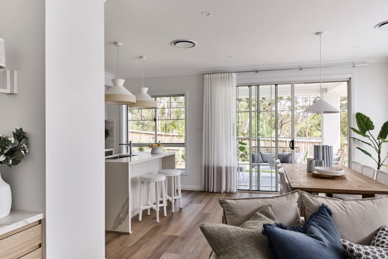 Białe mieszkanie w stylu skandynawskim