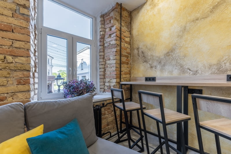 Mieszkanie z żółtą ścianą