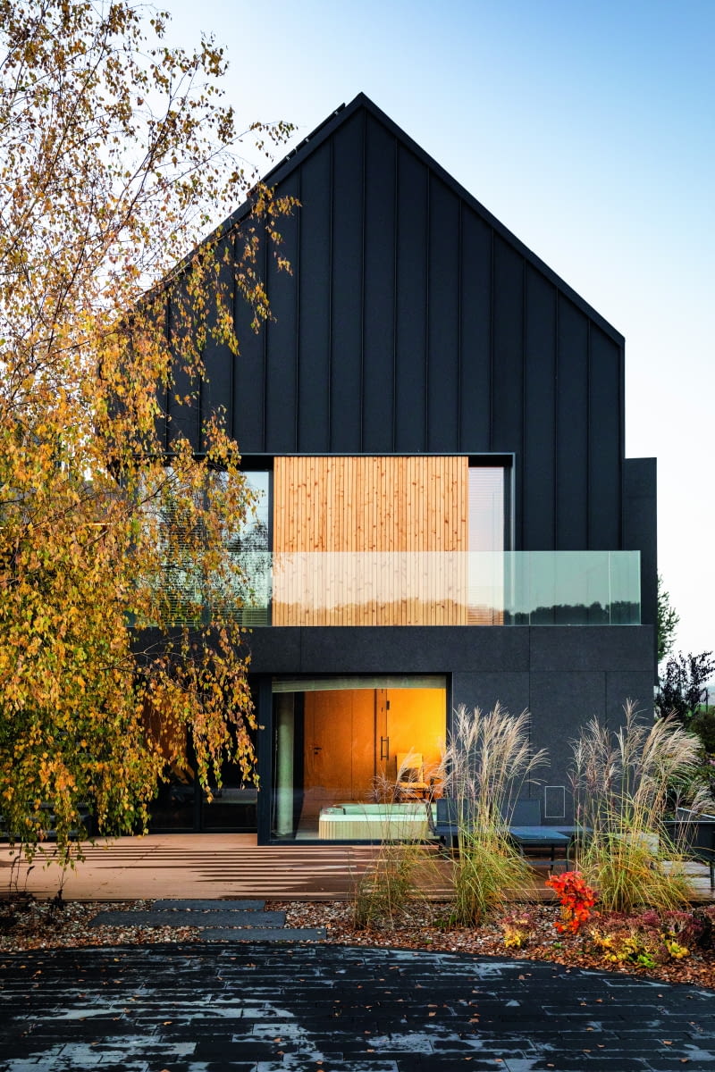 Mimo że najwyższy obiekt całego założenia ma aż dwie kondygnacje więcej niż pozostałe, tylko  nieznacznie góruje nad nimi wysokością – a to dzięki wykorzystaniu różnicy poziomów, czyli dostawieniu go do szczytowej części wzgórza. Na dole widoczne jacuzzi ze strefy wellness-spa