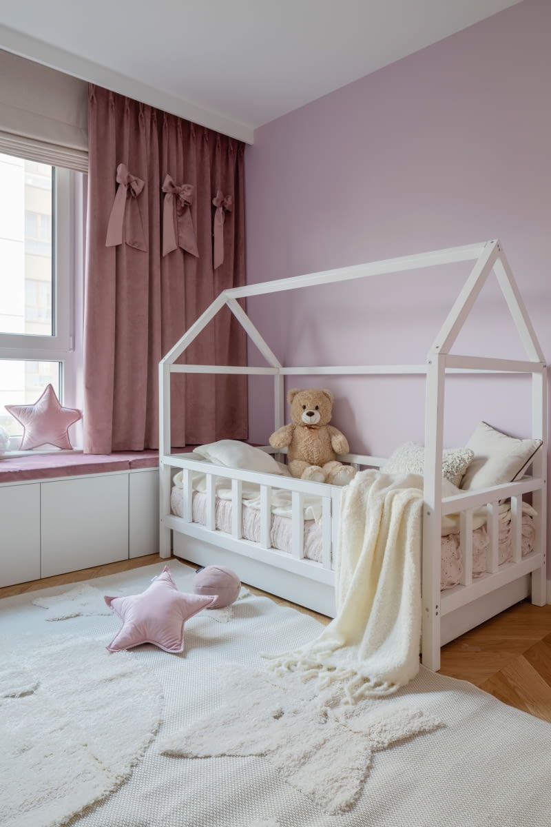 Pod oknem powstało na zamówienie mamy Amelki siedzisko z miękkimi poduszkami. Usytuowany tu przez dewelopera podokienny grzejnik przeniesiono za zasłonkę, a całą przestrzeń pod głębokim parapetem wykorzystano na przydatne szafki. Pod oknem powstało na zamówienie mamy Amelki siedzisko z miękkimi poduszkami. Usytuowany tu przez dewelopera podokienny grzejnik przeniesiono za zasłonkę, a całą przestrzeń pod głębokim parapetem wykorzystano na przydatne szafki.