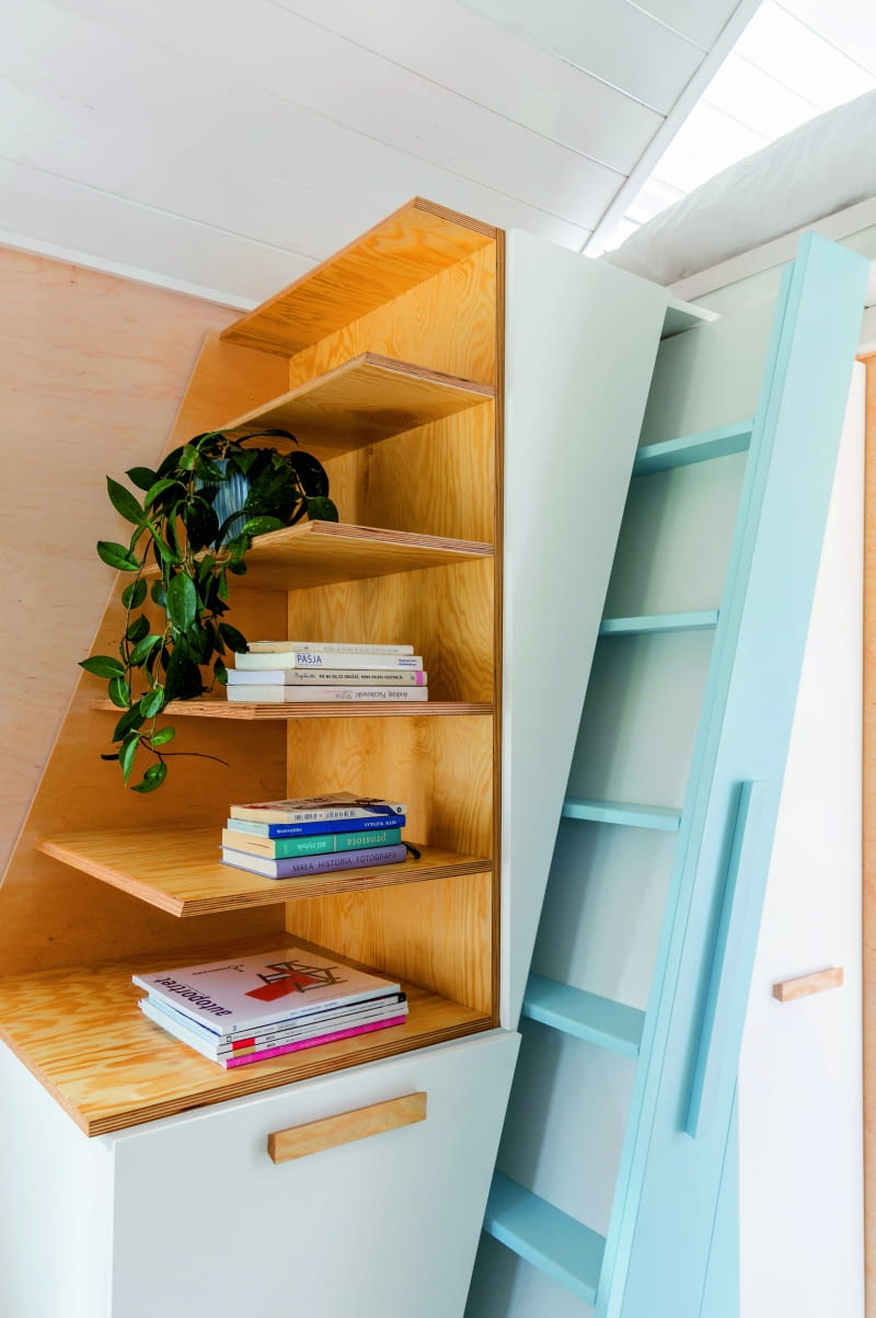 Sprytny sposób na schody na antresolę – są, kiedy domownicy ich potrzebują, a kiedy nie – chowają się w ścianie między szafkami, nie zabierając niepotrzebnie miejsca