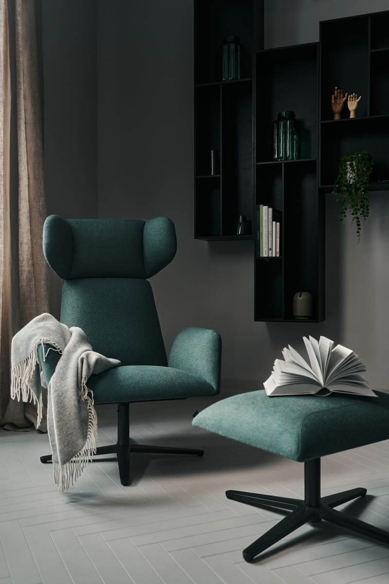 Fotel Manta projektu Piotra Kucińskiego z wysokim oparciem i zagłówkiem zapewnia wygodną pozycję, np. podczas czytania.