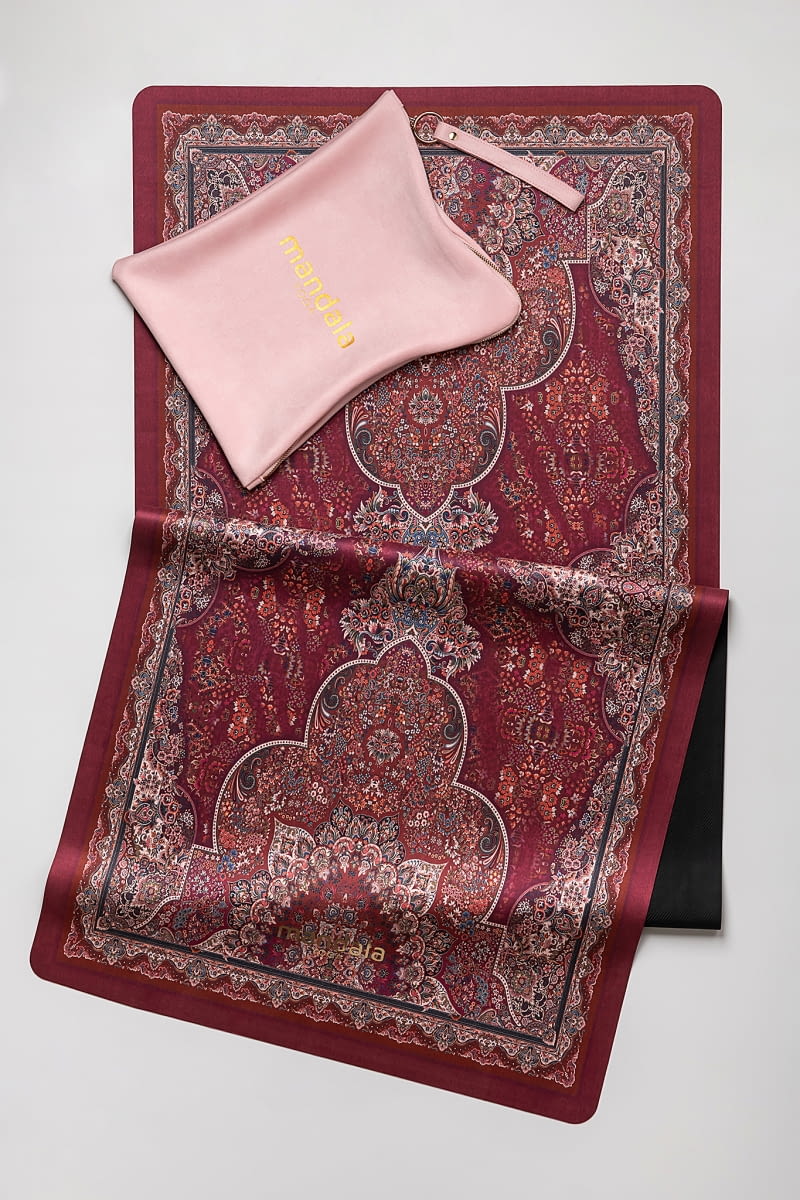 Podróżna antypoślizgowa mata do jogi Jaipur Travel, kauczuk i mikrofibra, 183 x 61 cm, 349 zł, mandalayoga.pl