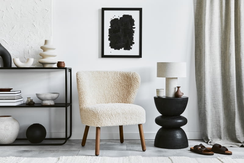 Małe mieszkanie w czerni i bieli