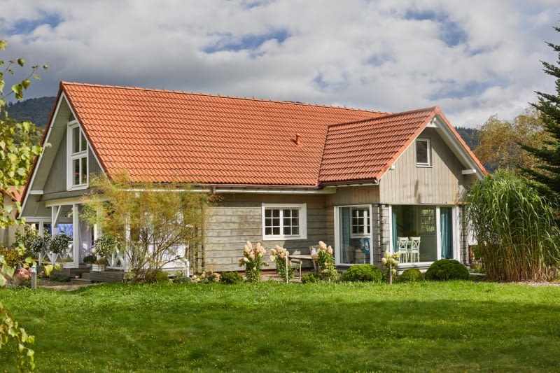 Samodzielnie wybudowany i wyposażony w niejeden mebel typu „hand made” dom jest dumą i radością rodziny. Miejscem wytchnienia i wypoczynku. Gospodarzom udało się tu stworzyć urokliwe, przytulne wnętrza, inspirowane naturą i prostotą, co widać już w tradycyjnej, nienarzucającej się otoczeniu zewnętrznej urodzie domu.