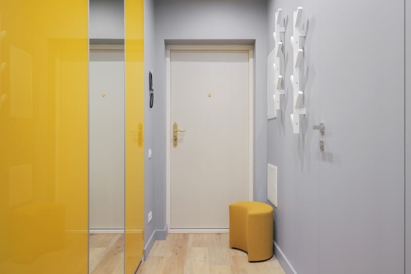 Mieszkanie z żółtą ścianą