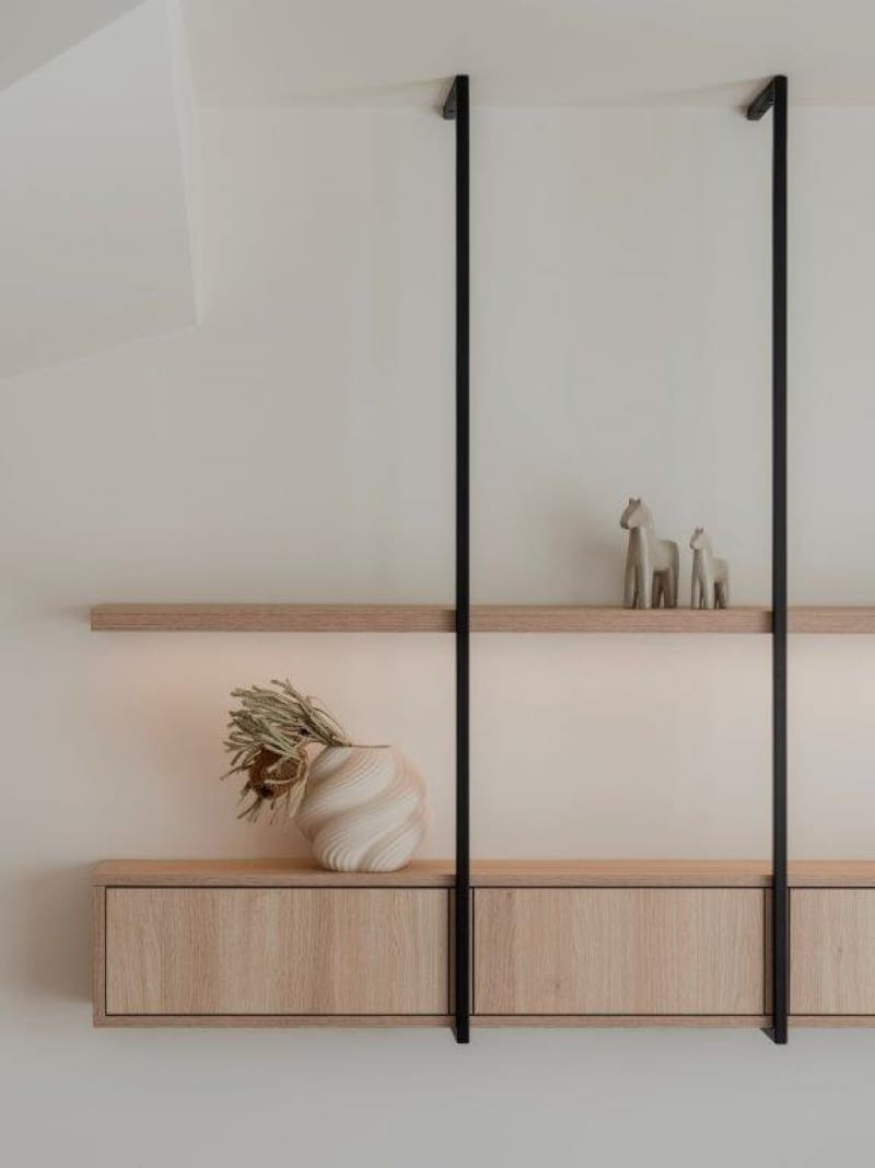 Detal półek umieszczonych nad sofą, wykonanych według projektu architektki. Detal półek umieszczonych nad sofą, wykonanych według projektu architektki.