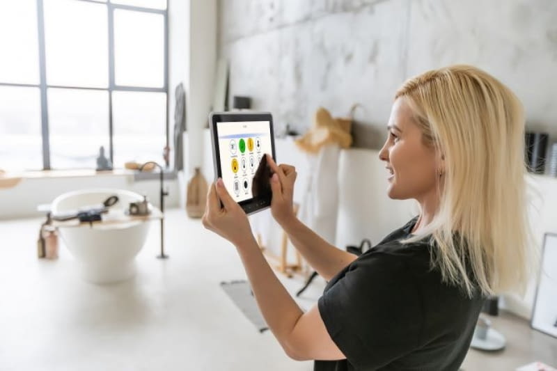 Prywatność w wersji smart. W kontekście przeszkleń wewnętrznych transparentność tafli może niekorzystnie wpływać na umiejętność koncentracji czy poczucie prywatności. Wtedy z pomocą przychodzi szkło o zmiennej przezierności. To szkło aktywne, które dzięki podłączeniu do sieci elektrycznej zmienia swoją transparentność, a tym samym, w ułamku sekundy i za pomocą jednego kliknięcia pilota czy aplikacji mobilnej, jest w stanie całkowicie odmienić charakter przestrzeni, gwarantując użytkownikom komfort i prywatność. Szkło w wersji smart może oferować także inne korzyści, np. komfort termiczny. Prywatność w wersji smart. W kontekście przeszkleń wewnętrznych transparentność tafli może niekorzystnie wpływać na umiejętność koncentracji czy poczucie prywatności. Wtedy z pomocą przychodzi szkło o zmiennej przezierności. To szkło aktywne, które dzięki podłączeniu do sieci elektrycznej zmienia swoją transparentność, a tym samym, w ułamku sekundy i za pomocą jednego kliknięcia pilota czy aplikacji mobilnej, jest w stanie całkowicie odmienić charakter przestrzeni, gwarantując użytkownikom komfort i prywatność. Szkło w wersji smart może oferować także inne korzyści, np. komfort termiczny.