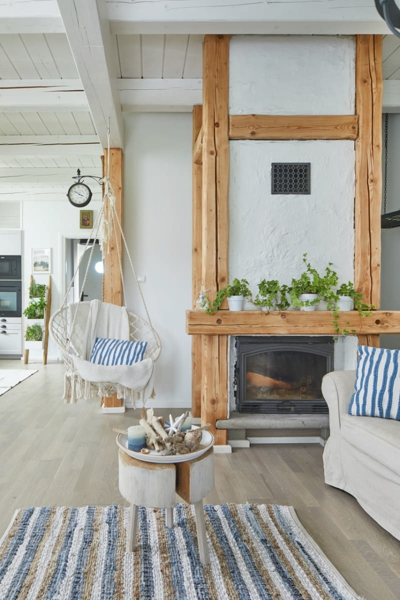 Kominek – szczególne miejsce w domu, skupia wokół siebie życie rodzinne. W oprawie starych bali z białą ścianą, tworzy specyficzny klimat, niczym z górskiej chaty.