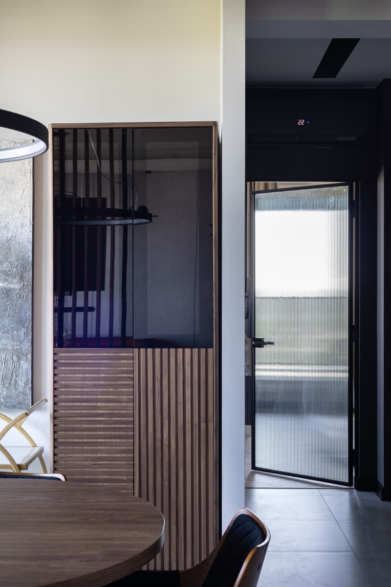 Witryna z przeszklonymi oraz pełnymi drzwiczkami stanęła w idealnym miejscu przy stole marki Signal. Za przeszkloną częścią mebla kupionego w sklepie Agata można wyeksponować elegancką zastawę stołową. A za pełnymi drzwiczkami, zdobionymi ryflami i fornirem orzecha, rzeczy, których nie trzeba trzymać na widoku.