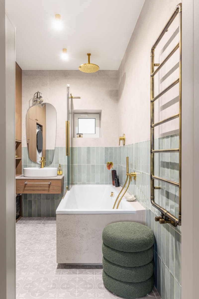 Łazienkę wykończono płytkami podłogowymi APE Ceramica oraz ściennymi cegiełkami Cifre Cerámica i kaflami Flaviker. Zabudowy wykonano z odpornych na wilgoć płyt laminowanych Egger. Barwy szarości, delikatne zielenie i drewno dopełnia złota armatura Kludi. Łazienkę wykończono płytkami podłogowymi APE Ceramica oraz ściennymi cegiełkami Cifre Cerámica i kaflami Flaviker. Zabudowy wykonano z odpornych na wilgoć płyt laminowanych Egger. Barwy szarości, delikatne zielenie i drewno dopełnia złota armatura Kludi.