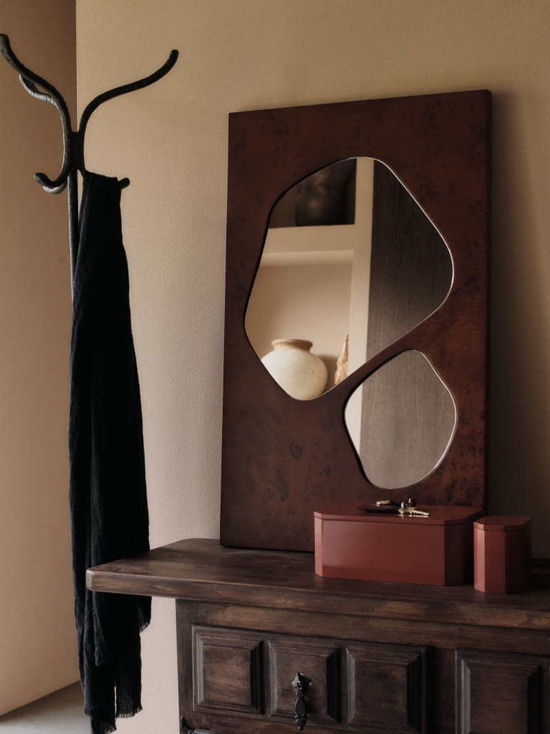 Lustro ścienne Folia (Ferm Living), wys. 82 cm, drewno bejcowane na ciemno, 1679 zł, andlight.pl