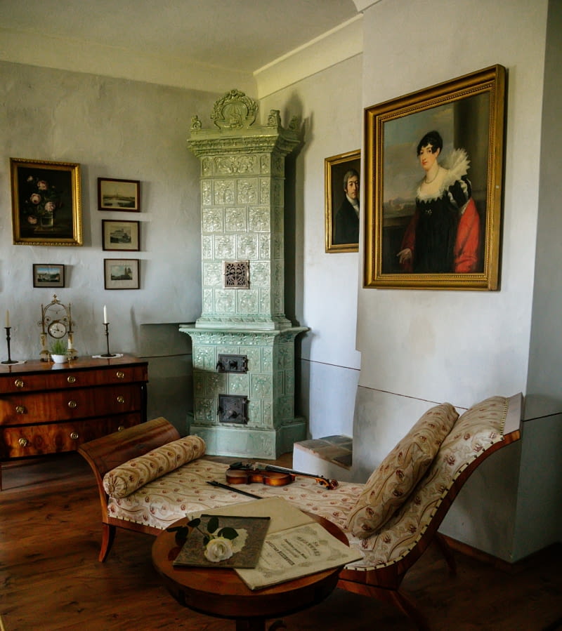 Mieszkanie z piecem kaflowym w starej kamienicy