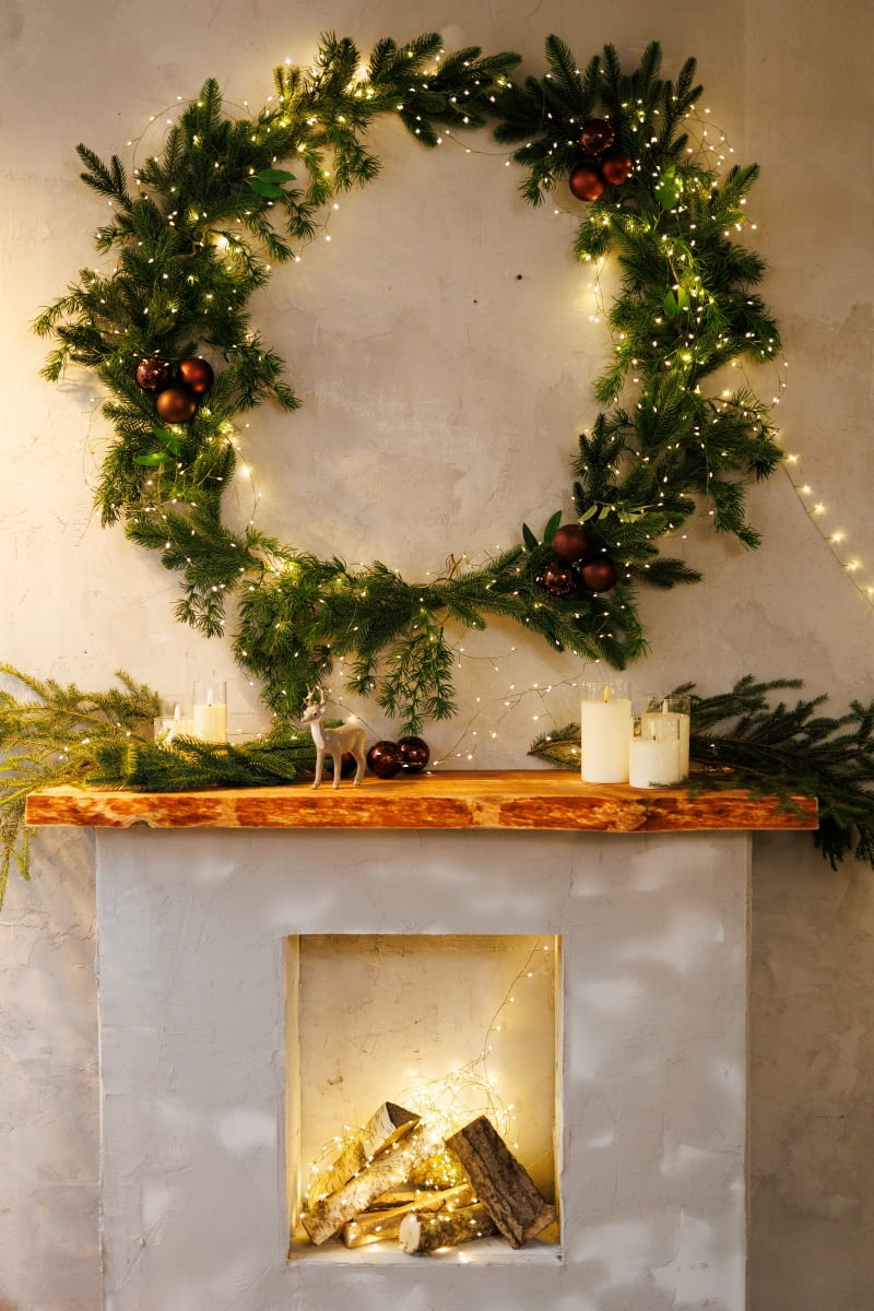 Atrapa kominka z lampkami.