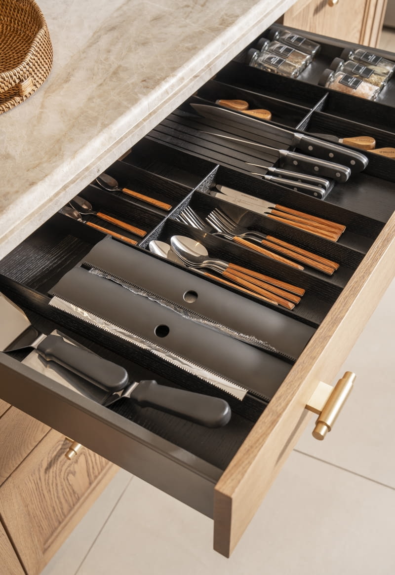 Wnętrze wyspy to wiele miejsca do przechowywania, przestrzeń najlepiej zagospodarujemy za pomocą wygodnych i pojemnych szuflad.