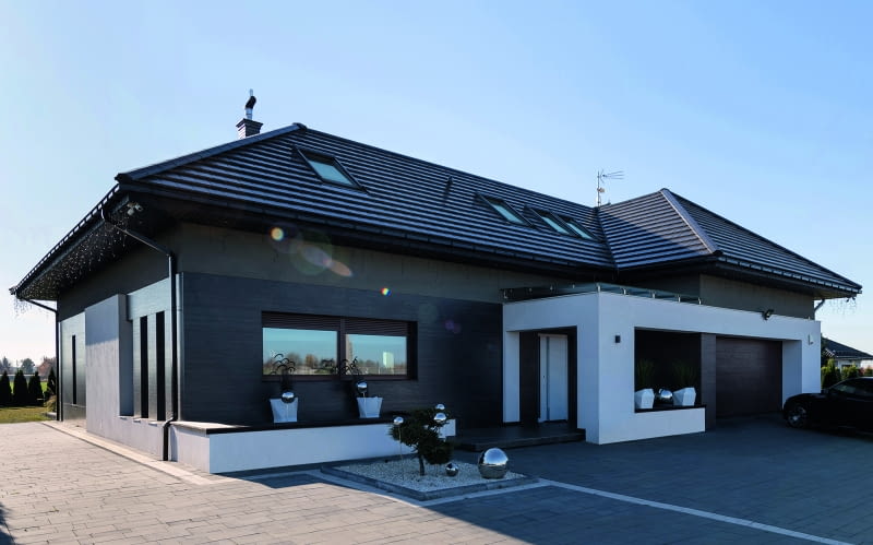 Wymiary kosza dachowego są dopasowane do wielkości połaci. Gdy jest on długi, łączy się ze sobą kilka elementów