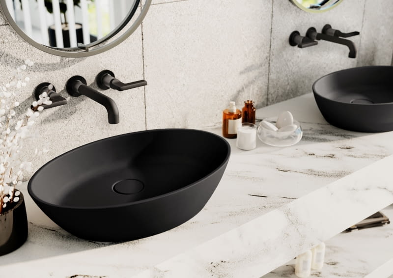 Typowy model do umieszczenia na blacie lub szafce; owalna, podłużna misa o zoptymalizowanej głębokości zapewnia komfort podczas mycia rąk, Senja, Fjordd