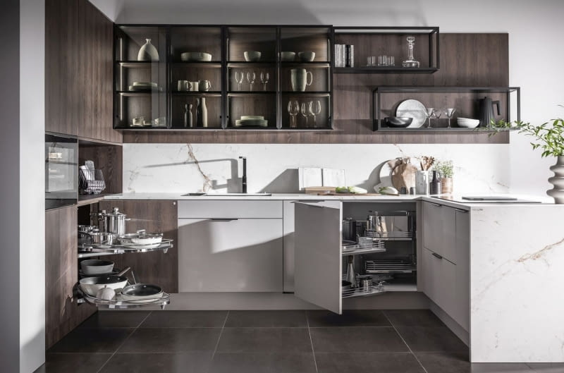 Półki w kuchni zamiast szafek wiszących