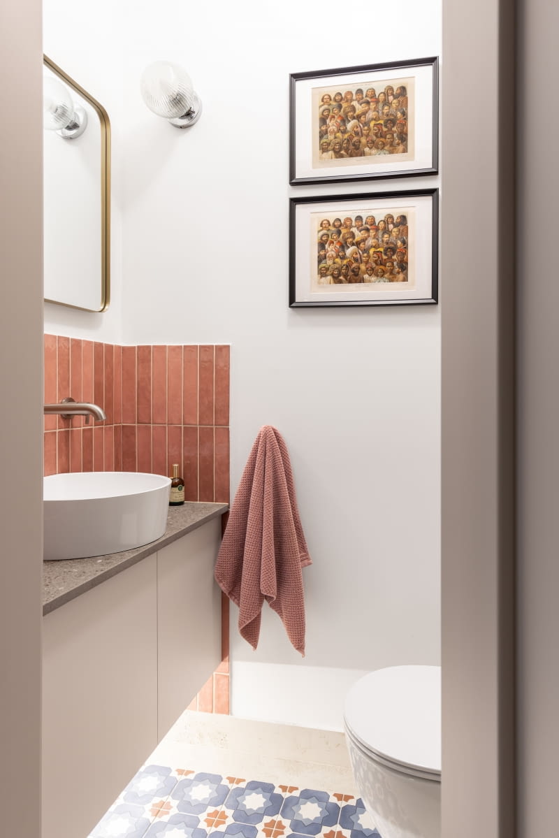 W pomieszczeniu znalazły się dwie grafiki – pamiątki przywiezione przez właścicieli z Berlina. Litodruki wyszukane na pchlim targu pochodzą z niemieckiej XIX -wiecznej encyklopedii geograficznej. Przedstawiają mieszkańców Oceanii i Azji. W pomieszczeniu znalazły się dwie grafiki – pamiątki przywiezione przez właścicieli z Berlina. Litodruki wyszukane na pchlim targu pochodzą z niemieckiej XIX -wiecznej encyklopedii geograficznej. Przedstawiają mieszkańców Oceanii i Azji.