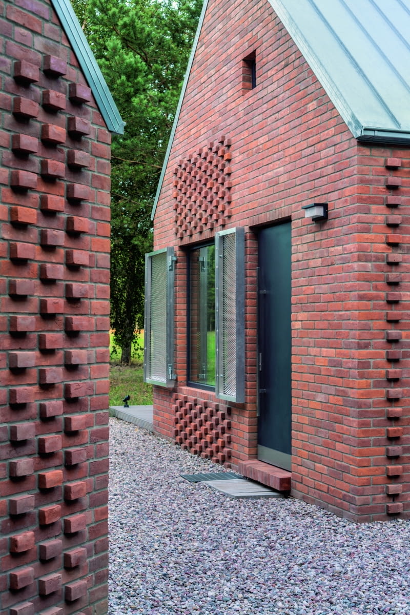 ... a wszystko to zgodnie z przyświecającą architektowi ideą nie tylko twórczego połączenia starego z nowym, ale przede wszystkim stworzenia żywej syntezy dawnych i współczesnych elementów budownictwa jednorodzinnego w tym regionie, czyli na Kaszubach. Na zdjęciu: wejście do budynku mieszkalnego ... a wszystko to zgodnie z przyświecającą architektowi ideą nie tylko twórczego połączenia starego z nowym, ale przede wszystkim stworzenia żywej syntezy dawnych i współczesnych elementów budownictwa jednorodzinnego w tym regionie, czyli na Kaszubach. Na zdjęciu: wejście do budynku mieszkalnego