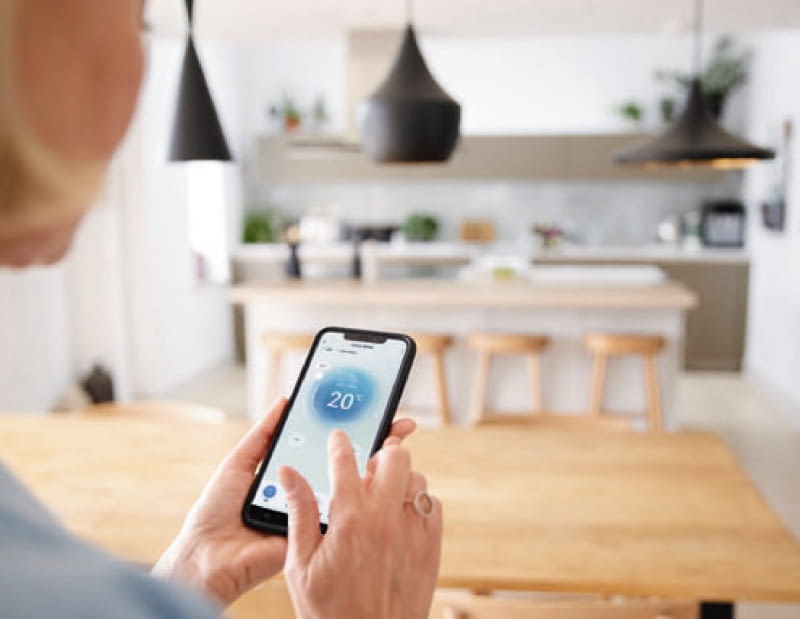 Idealnym pomysłem na usprawnienie pracy domowej klimatyzacji jest połączenie jej z pozostałymi elementami w ramach systemu smart home, czyli domu inteligentnego. Idealnym pomysłem na usprawnienie pracy domowej klimatyzacji jest połączenie jej z pozostałymi elementami w ramach systemu smart home, czyli domu inteligentnego.