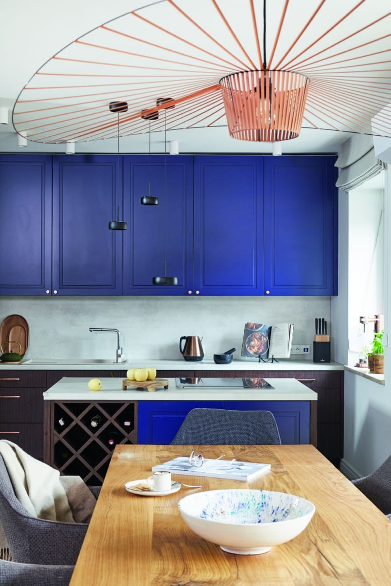 Ważnym dopełnieniem kuchennych i salonowych kompozycji są lampy. W kuchni zawisły czarne modele Chors Myco One Z. Jadalnię zdobi ażurowa, wykonana z tasiemek lampa Vertigo w formie kapelusza od marki Petite Friture. Przy kanapie wiszący element to model Umage Asteria.