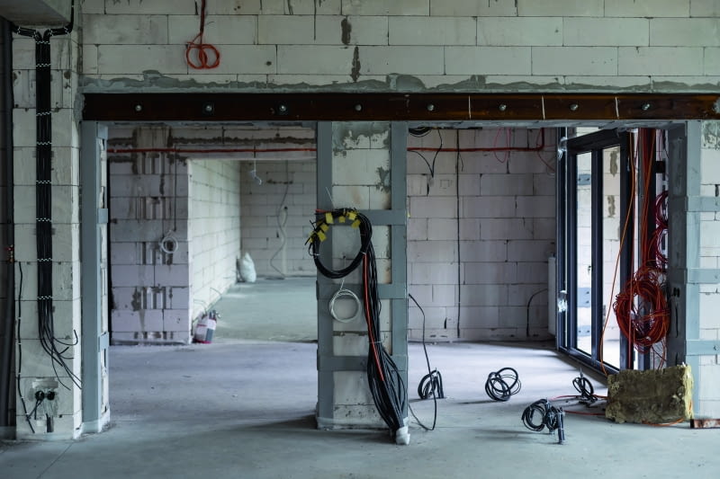 Dość często podejmowaną przez fachowców pracą w czasie zimy jest np. rozprowadzenie instalacji elektrycznej Dość często podejmowaną przez fachowców pracą w czasie zimy jest np. rozprowadzenie instalacji elektrycznej