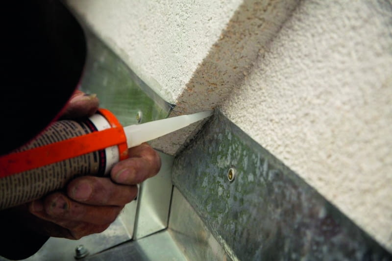 Obróbki blacharskie powinno się uszczelnić  odpowiednio dobranymi preparatami