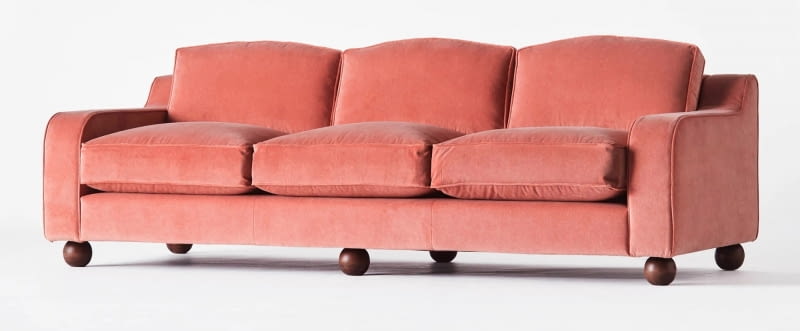 Sofa Lola (Dusty Deco), koralowy welur, 27 299 zł, eyeondesign.pl Sofa Lola (Dusty Deco), koralowy welur, 27 299 zł, eyeondesign.pl