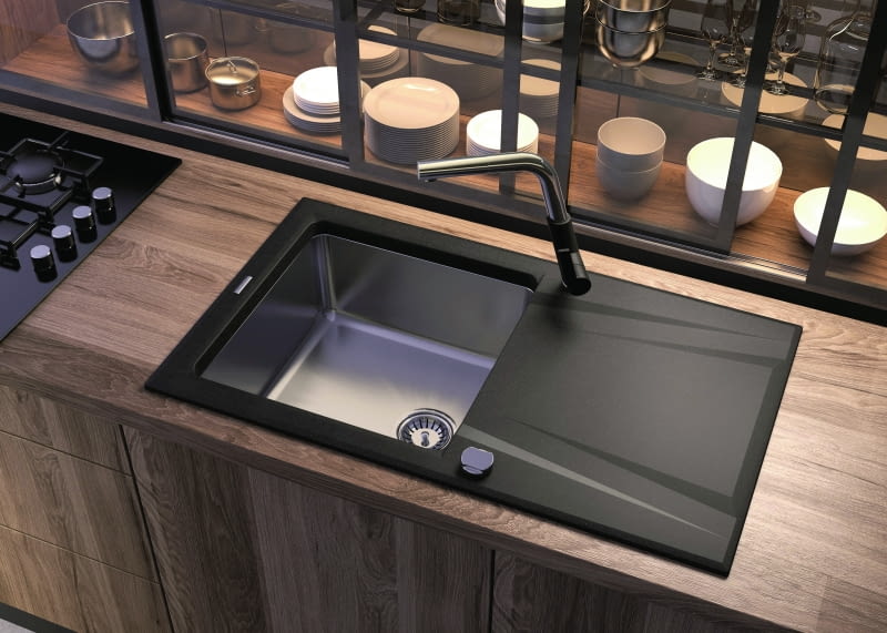 Baterie mają dziś wiele funkcjonalnych rozwiązań – obracany korpus, wyciąganą wylewkę czy ruchomy aerator, napowietrzający strumień wody.