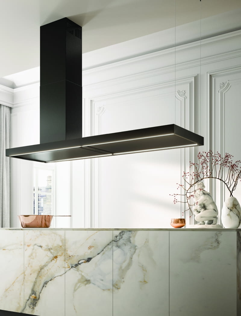 Okap to niezbędny element każdej kuchni, zwłaszcza otwartej na salon. Tu model Elle z wbudowanym oświetleniem, idealny nad wyspę kuchenną.